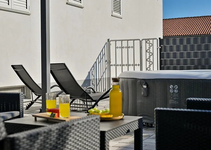Luxury Apartment With Garden Jacuzzi And Wellness