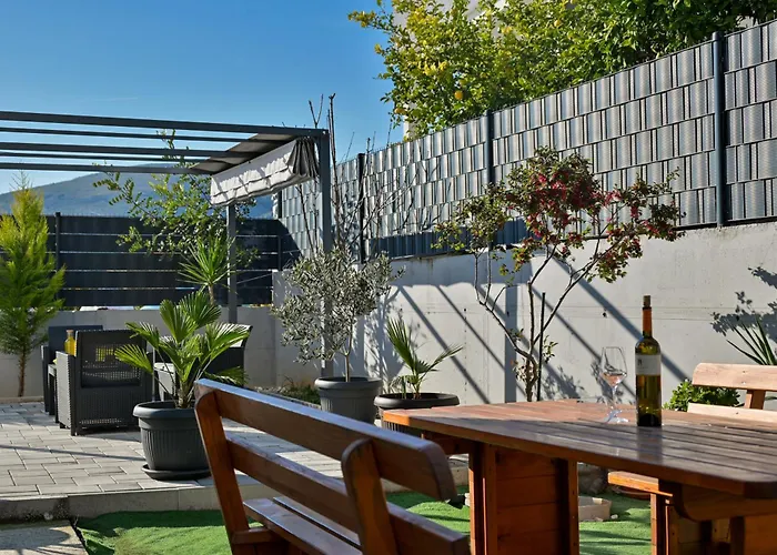 Luxury Apartment With Garden Jacuzzi And Wellness