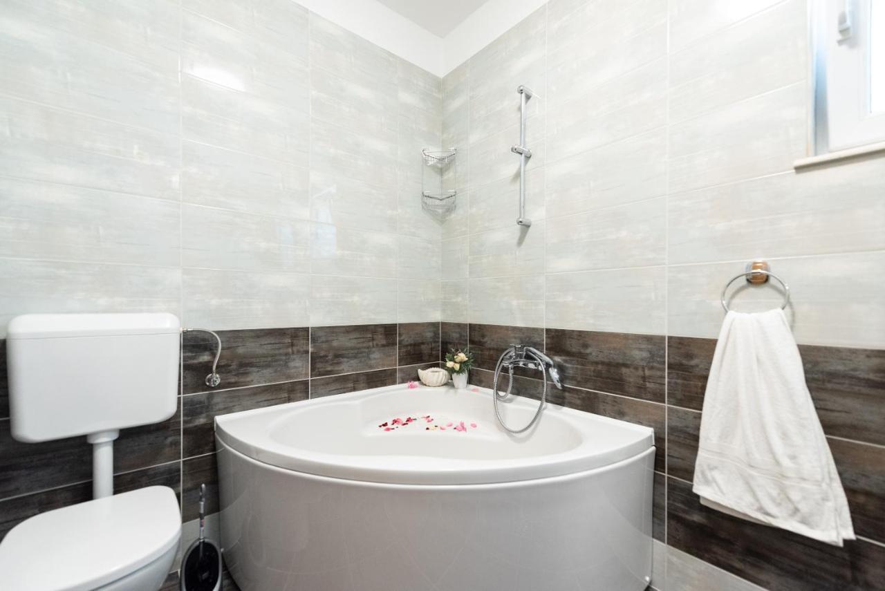 Luxury With Garden Jacuzzi And Wellness Apartman