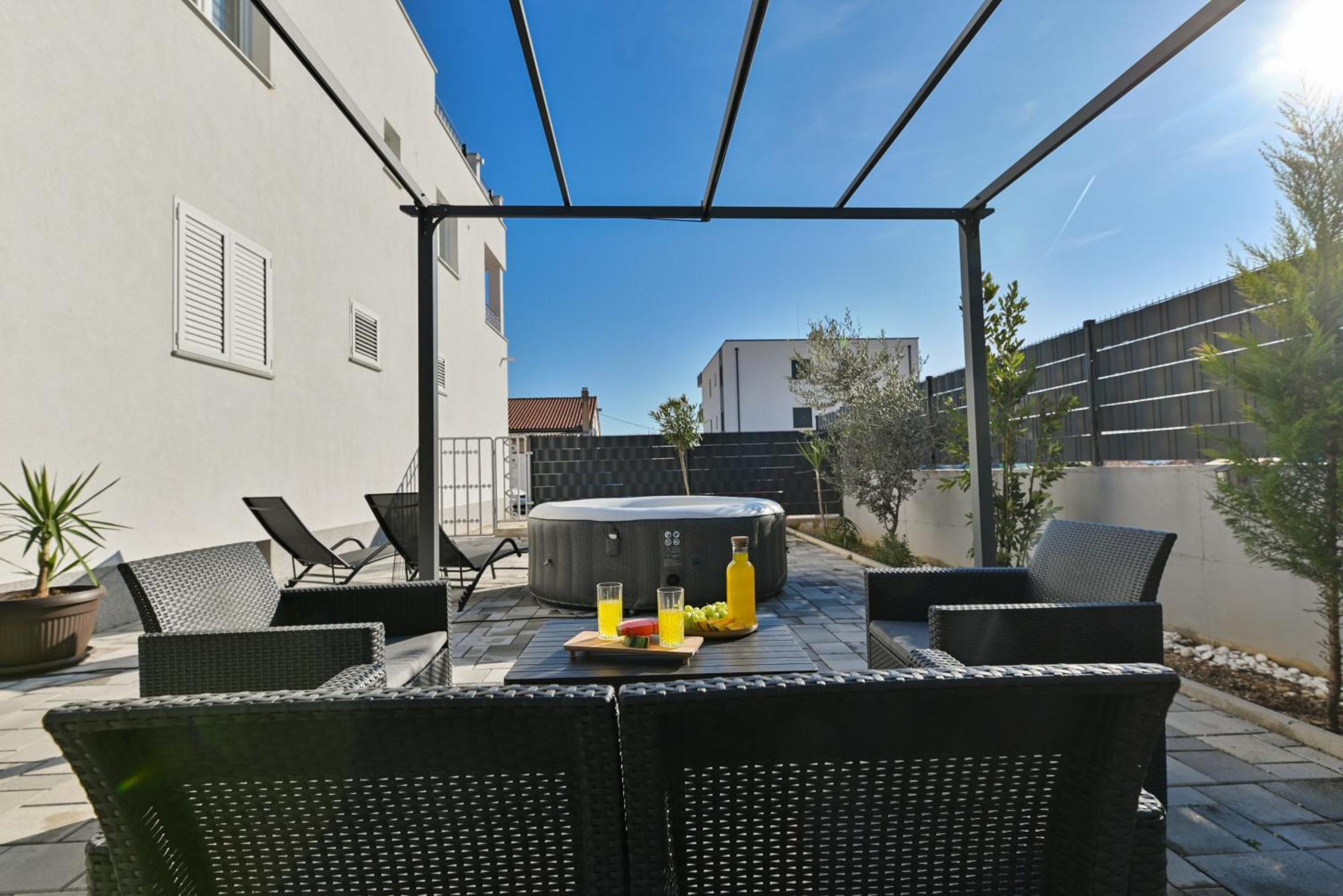 Luxury With Garden Jacuzzi And Wellness Apartma