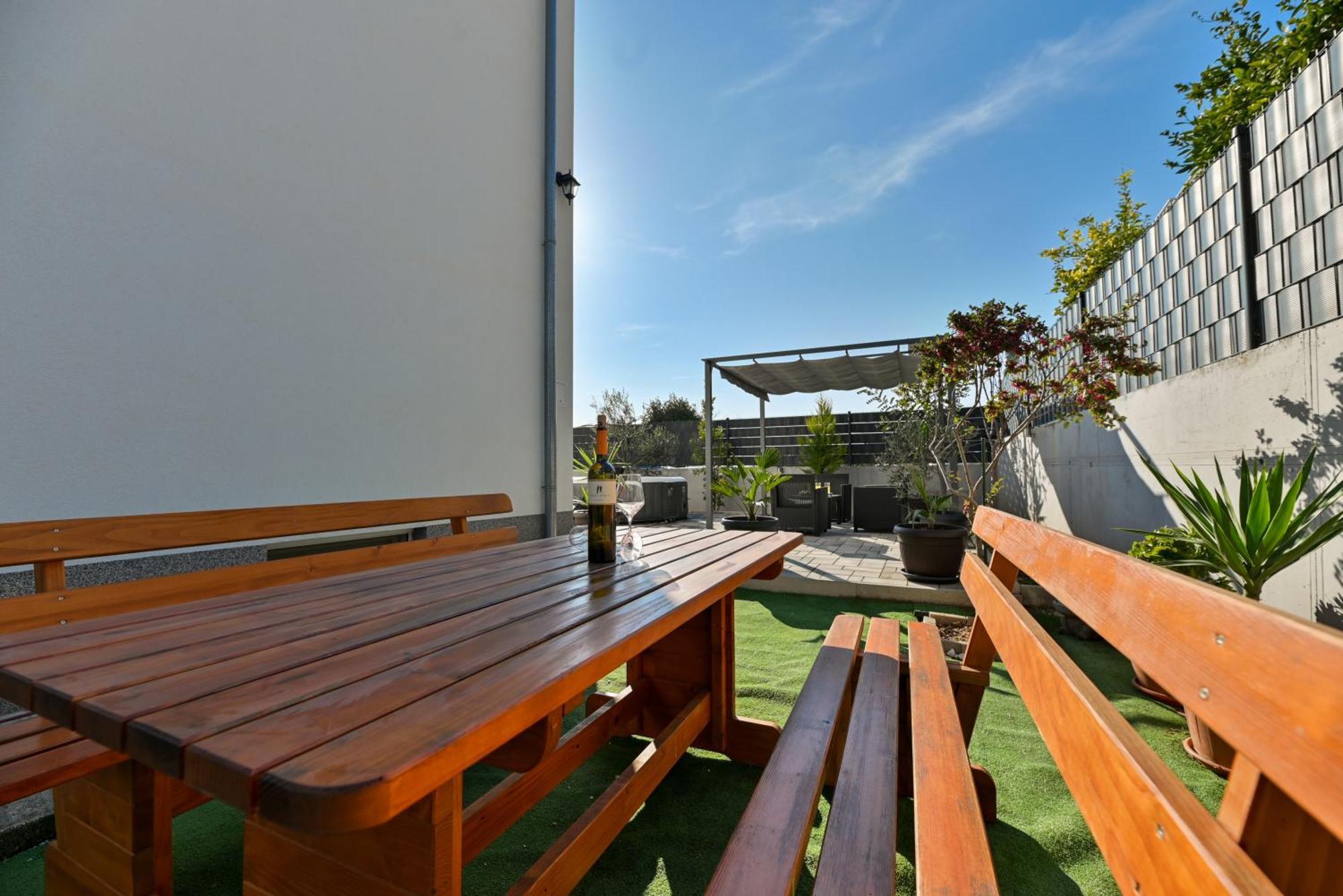Luxury With Garden Jacuzzi And Wellness Apartma Trogir
